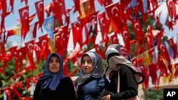 Sejumlah perempuan Turki di Istanbul pada Juni 2018.