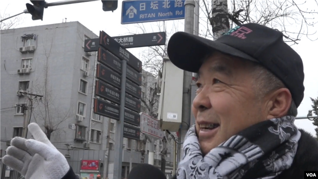 一名北京市民接受美国之音采访。（2020年1月11日）