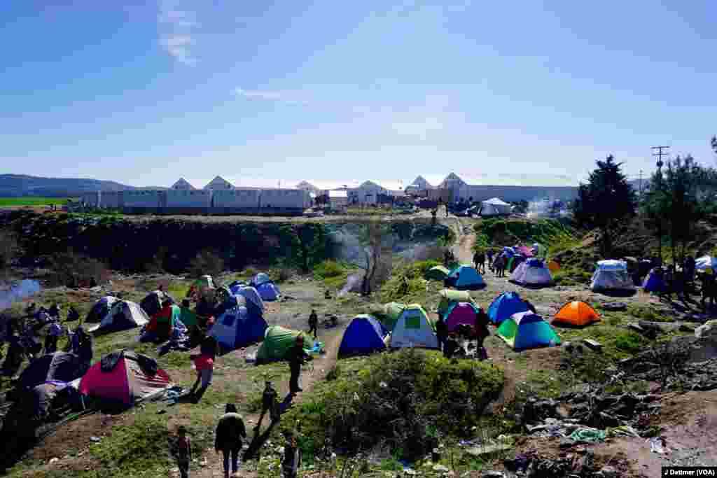 Hema katika kambi rasmi ya wakimbizi Tents are scattered all around an official camp.