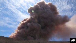 Cột tro phun ra từ núi lửa Kilaueaa vào ngày 3/5/2018.