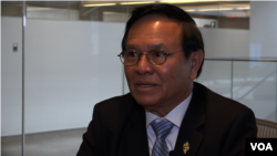 Kem Sokha, presiden dari Partai Keselamatan Nasional memberikan wawancara kepada VOA di Pusat Studi Strategis dan Internasional (CSIS) di Washington pada 3 Mei 2017. (Mony / VOA)