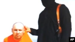 تصویر استیون ساتلوف در ویدئوی مربوط به قتل جیمز فولی، که در روز ۲۸ مرداد منتشر شد