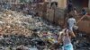 Les résidents de Freetown collectent des ordures lors de la première édition de la «Journée nationale du nettoyage», le 5 mai 2018.