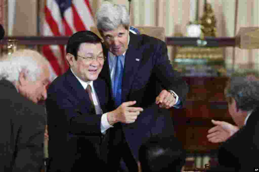 Ngoại trưởng Mỹ John Kerry giới thiệu Chủ tịch Trương Tấn Sang của Việt Nam với Đại diện Thương mại Hoa Kỳ Mike Froman (phải) tại Bộ ngoại giao, ngày 24/7/2013.