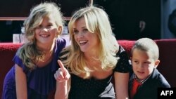 Reese Witherspoon, kızı Ava ve oğlu Deacon ile Hollywood Şöhretler Kaldırımı'na konan kendi yıldızının başında (1 Aralık 2010)