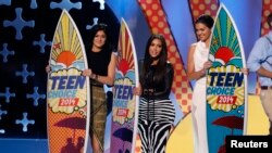 Kylie Jenner, Kim Kardashian, dan Kenndal Jenner menerima penghargaan untuk acara realitas "Keeping Up with the Kardashians" dari Teen Choice Awards, di Los Angeles, California, 10 Agustus 2014. (Foto: Reuters)