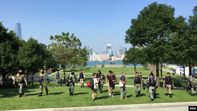 香港防暴警察3日在添馬公園驅趕民眾。VOA 任新攝影