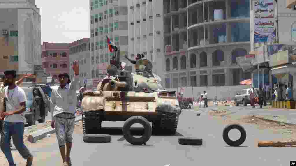 حوثی باغی حکومتی افواج کے زیرِ اثر علاقوں میں پیش قدمی کے لیے ٹینک اور بکتربند گاڑیاں استعمال کر رہے ہیں۔