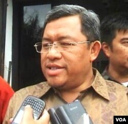 Gubernur Jawa Barat, Ahmad Heryawan saat memberikan penjelasan kepada media.