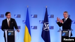 Міністр закордонних справ України Дмитро Кулеба і генеральний секретар НАТО Єнс Столтенберґ у Брюсселі 13 квітня 2021 р.