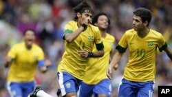 El astro brasileño Neymar celebra junto a sus compañeros el tercer gol con que Brasil derrotó a Bielorrusia, por 3-1.