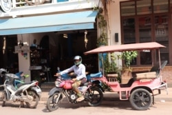 Long Vichet, 32, who has been a tuk tuk driver for over eight years, leaves to go home after many hours of waiting for customers along Siem Reap’s Pub Street, May 12, 2020. (Phorn Bopha/VOA Khmer)