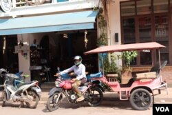 Long Vichet, 32, who has been a tuk tuk driver for over eight years, leaves to go home after many hours of waiting for customers along Siem Reap’s Pub Street, May 12, 2020. (Phorn Bopha/VOA Khmer)