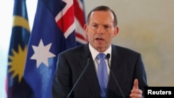 Thủ tướng Australia Tony Abbott phát biểu tại 1 cuộc họp báo chung với Thủ tướng Malaysia Najib Razak, ở Putrajaya, 6/9/2014.