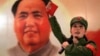 资料照：一名红卫兵手举毛主席语录在毛泽东画像前跳忠字舞