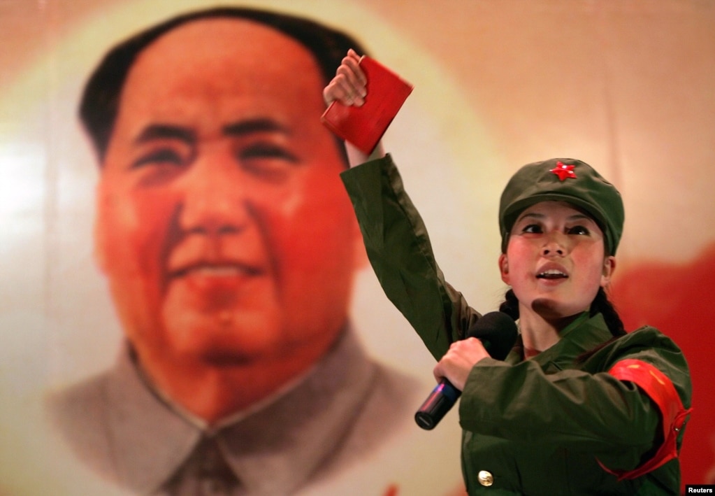 资料照：一名红卫兵手举毛主席语录在毛泽东画像前跳忠字舞(photo:VOA)