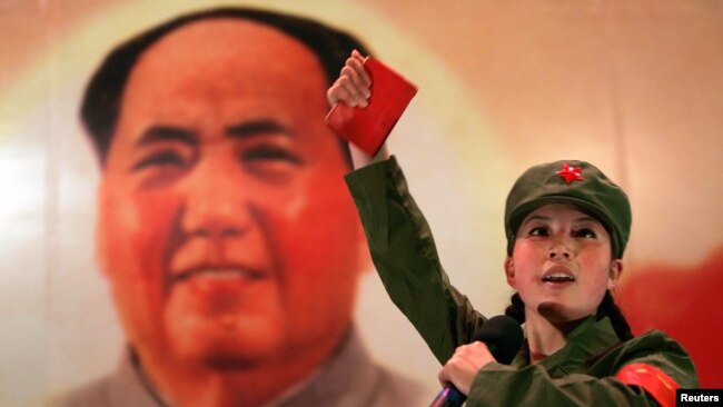 資料照：一名紅衛兵手舉毛主席語錄在毛澤東畫像前跳忠字舞