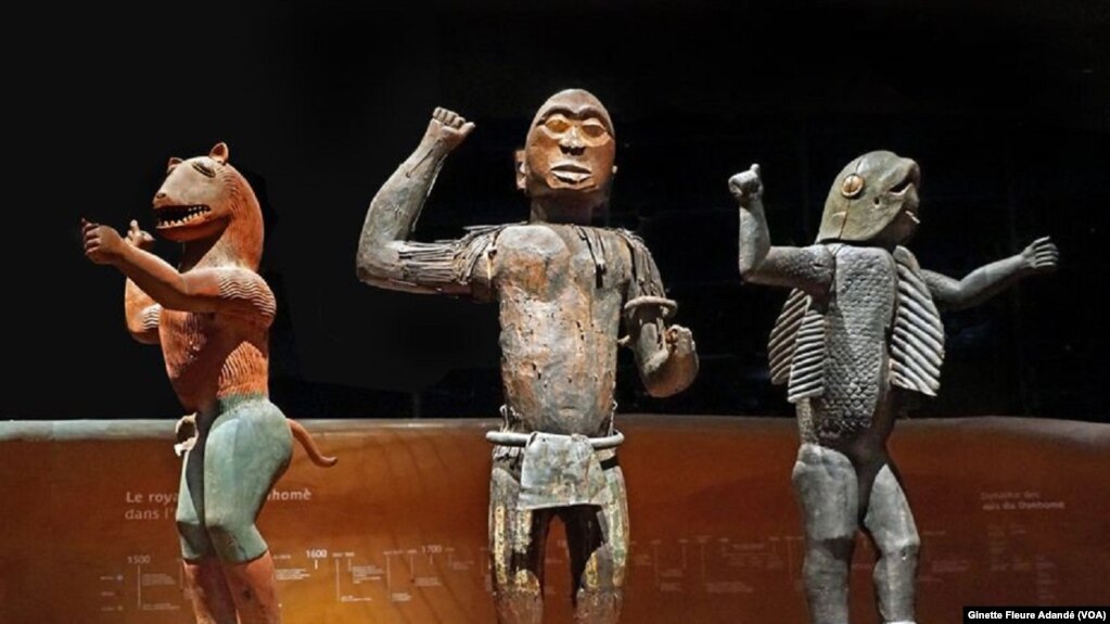 Statuettes mi homme mi oiseau du roi Guézo, Bénin, le 29 octobre 2021. 