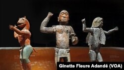 Statuettes mi homme mi oiseau du roi Guézo, Bénin, le 29 octobre 2021. 