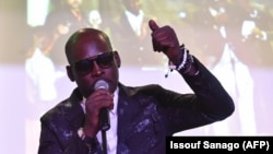 Le chanteur Molare lors d'une cérémonie de remise des prix de coupé-décalé le 15 octobre 2016 à Abidjan.