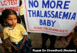 Prinka Shahani, 8, yang menderita Thalassaemia, mengambil bagian dalam kampanye kesadaran talasemia di kota Siliguri, India timur laut, 12 Januari 2009. (Foto: Reuters/Rupak De Chowdhuri)