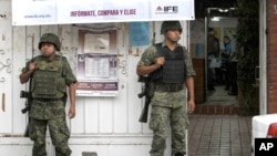 Binh sĩ Mexico canh gác bên ngoài một văn phòng của Viện Bầu cử Liên bang (IFE) ở Meico City, ngày 30/6/2012 