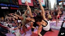 Ribuan warga New York melakukan yoga bersama di Times Square, 21 Juni lalu (foto: dok).
