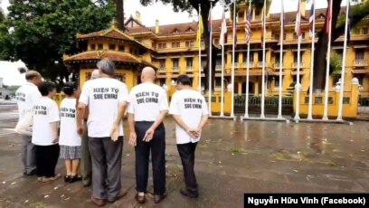 Nhóm nhân sỹ mang Tuyên bố Biển Đông đến Quốc hội đứng trước tòa nhà Bộ Ngoại giao Việt Nam ở Hà Nội hôm 8/8/2019. (Ảnh chụp video đăng trên Facebook Nguye