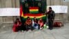Manifestantes antigobierno afuera del palacio presidencial en La Paz, Bolivia, el domingo 10 de noviembre de 2019, después que el presidente Evo Morales se comprometió a llamar a nuevas elecciones tras informe de la OEA sobre irregularidades en los comicios del 20 de octubre.