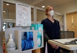 Perawat Letnan Gretta Walter menunggu kedatangan pasien untuk mengikuti tes virus corona di ruang gawat darurat di Rumah Sakit Fort Belvoir, Virginia, 18 Maret 2020. (Foto: Reuters)