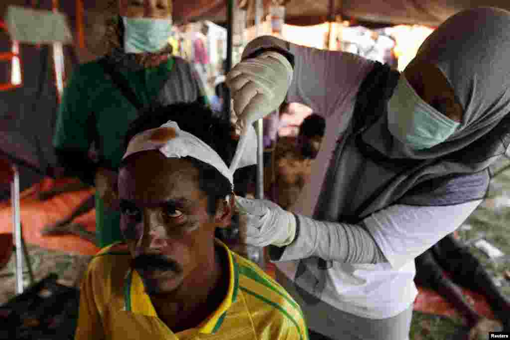 Seorang migran menerima perawatan medis di Kuala Langsa, Aceh (16/5). ​(Reuters/Roni Bintang)