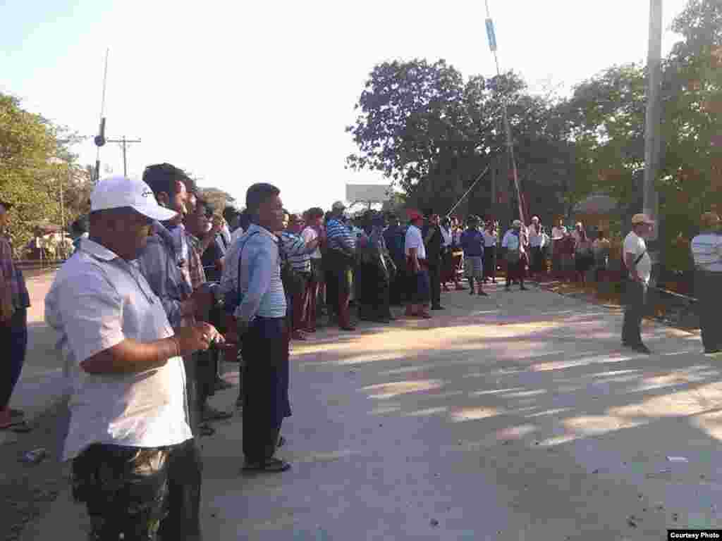 ဒညင္းကုန္းအလုပ္သမားသပိတ္ ၿဖိဳခြင္းခံရစဥ္ (ဓာတ္ပံု - ကိုဟန္၀င္းေအာင္)