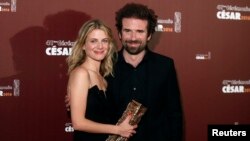 Sutradara Melanie Laurent dan Cyril Dion memegang piala kemenangannya sebagai peraih Penghargaan Film Dokumenter Terbaik untuk film "Tomorrow" pada Malam Penghargaan untuk insan film Casar Awards ke-41 di Paris, 26 Februari 2016. (Foto: dok)