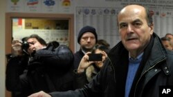 Pemimpin Partai Demokrat Italia, Pier Luigi Bersani, memberikan suara dalam pemilihan parlemen di Piacenza (24/2). (AP/Marco Vasini)