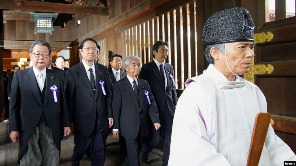 靖国神社人员带领日本议员参拜该国的战争亡灵，其中包括经审判而被定罪的战犯。（2019年8月15日）(photo:VOA)