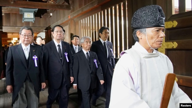靖国神社人员带领日本议员参拜该国的战争亡灵，其中包括经审判而被定罪的战犯。（2019年8月15日资料照）
