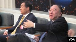 今年3月中国两会召开期间，重庆市长黄奇帆（右）和时任重庆市委书记的薄熙来回答记者提问（美国之音张楠拍摄） 