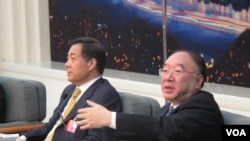 2012年3月中国两会召开期间，重庆市长黄奇帆（右）和时任重庆市委书记的薄熙来回答记者提问（美国之音记者张楠拍摄）