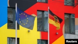 Zastave Njemačke i EU ispred Ambasade Njemačke u Kijevu.