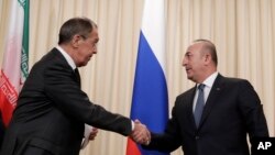 Le ministre russe des Affaires étrangères Sergei Lavrov (à g.) et son homologue turc Mevlut Cavusoglu (20 déc. 2016)