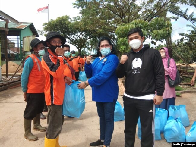 Hafiz bersama Kepala Dinas Lingkungan Hidup Pontianak, Tinorma Butar Butar pada acara kegiatan lingkungan. (Foto: Courtesy/Hafiz)
