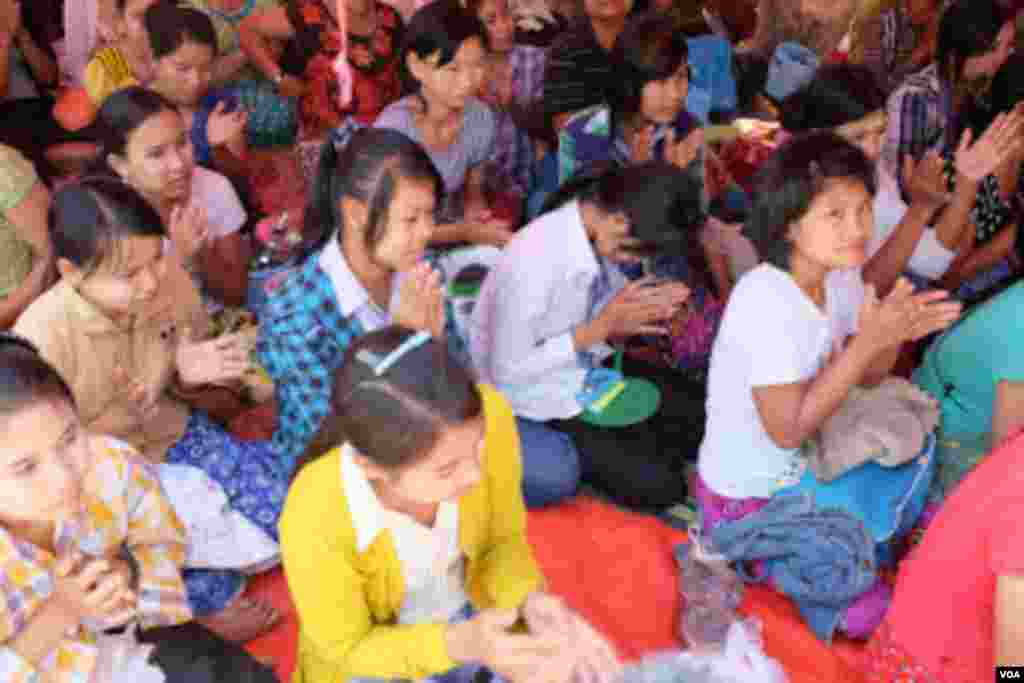 Striking workers from the Ford Glory garment factory pray for the release of their labor leaders. (Steve Herman/VOA)