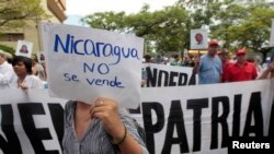 Ante la decisión del gobierno y el Congreso de Nicaragua, la gente salió a las calles con carteles en contra de la medida. 