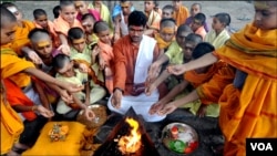 عبادت میں مصروف ہندو