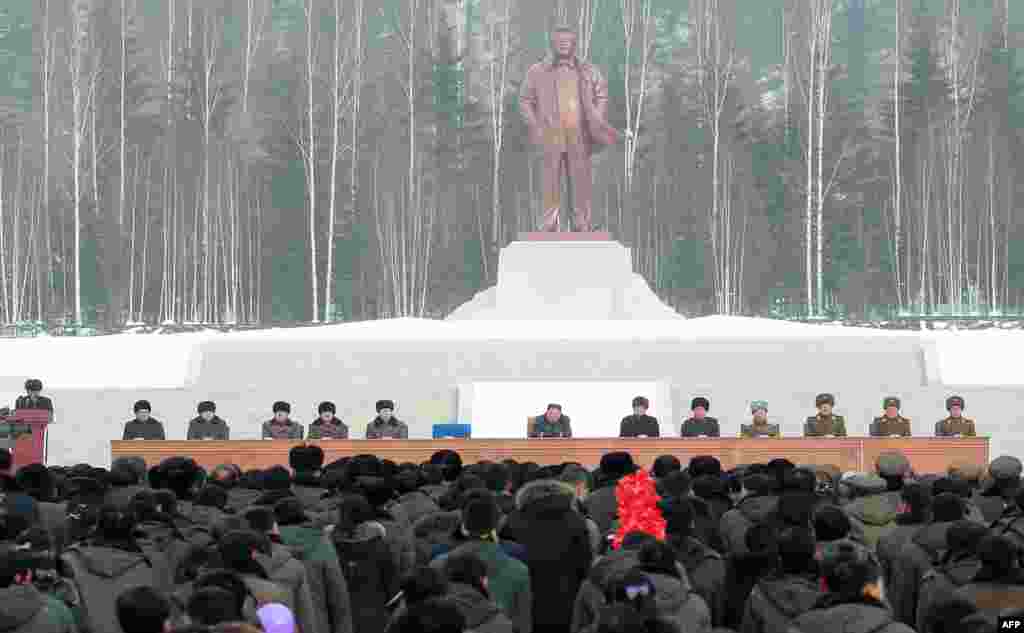 شہر کی افتتاحی تقریب کے دوران کِم جونگ حکومت کے دیگر اعلیٰ عہدے داروں کے ساتھ شریک ہیں جب کہ ان کے عقب میں ان کے والد کم جونگ ال کا مجسمہ نصب ہے۔