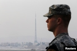 Ảnh tư liệu binh sĩ Mỹ đứng gác ở Panmunjom trong khu phi quân sự ngăn cách hai miền Triều Tiên ở Paju.