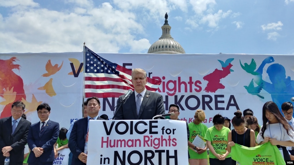 11일 미국 워싱턴 의사당 앞 잔디 광장에서 열린 북한 인권 집회에서 공화당 소속 베리 라우더밀크 하원의원이 연설하고 있다.