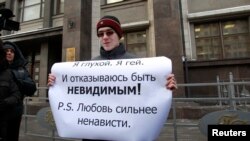 Aktivis hak gay di Rusia berunjuk rasa di depan gedung parlemen di Moskow, memprotes undang-undang "anti-propaganda gay" di Rusia. (Foto: Dok)