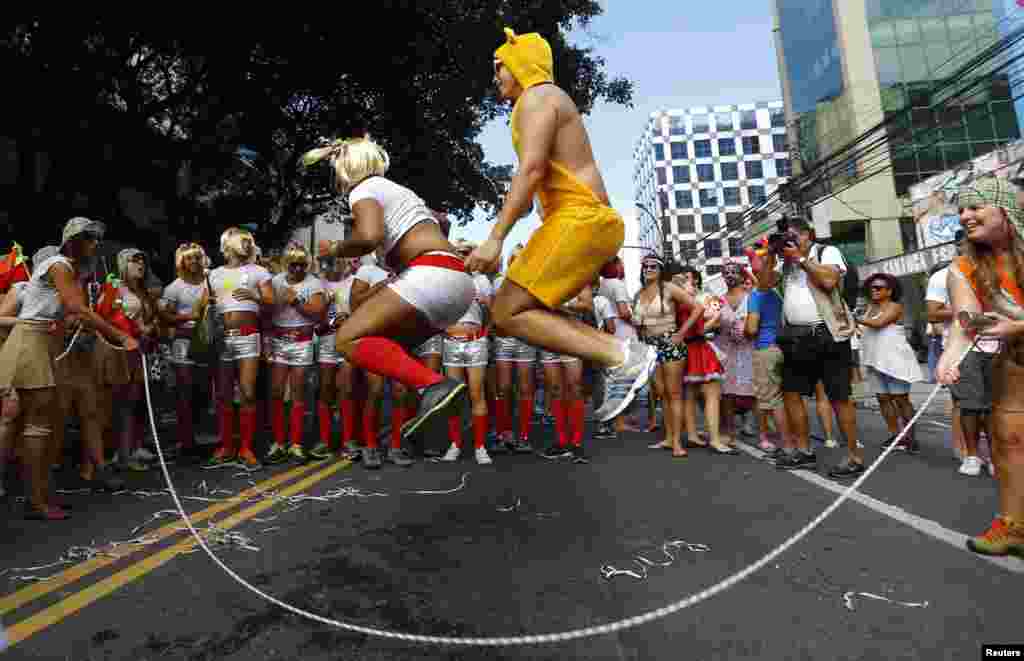 Mesmo brincadeiras como pular corda viram apresentação na época de carnaval.