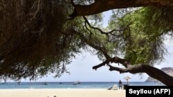 Peu de touristes fréquentent la plage de Tarrafal, au Cap-Vert en raison de la pandémie du coronavirus le 14 avril 2021.